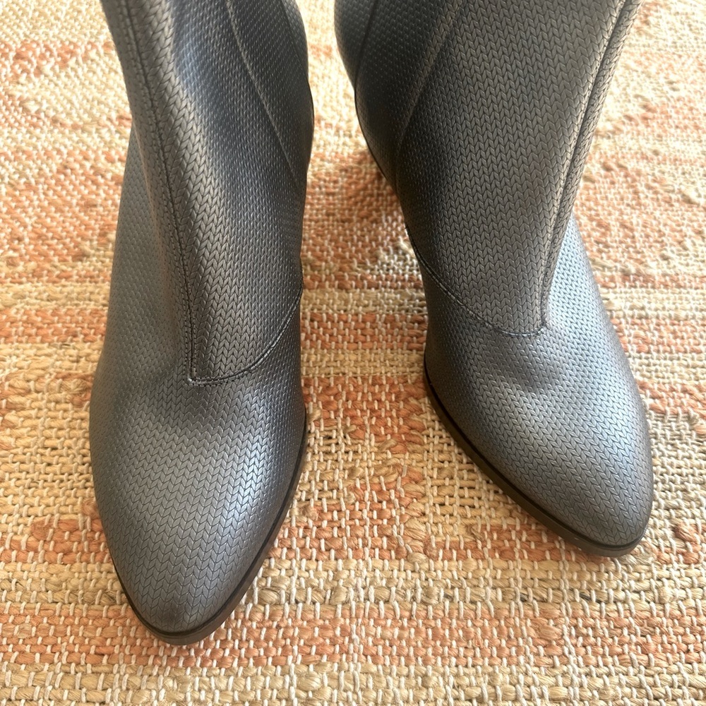 Zoe Lee Addis Bootie Size 40 Metallic Grey with Gold Heels Side Zip Ankle Boot - Picture 8 of 14